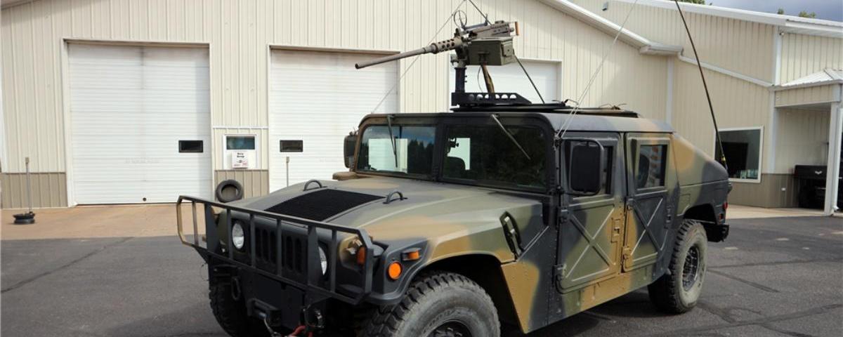 Shoot to thrill with this machine gun-equipped Humvee