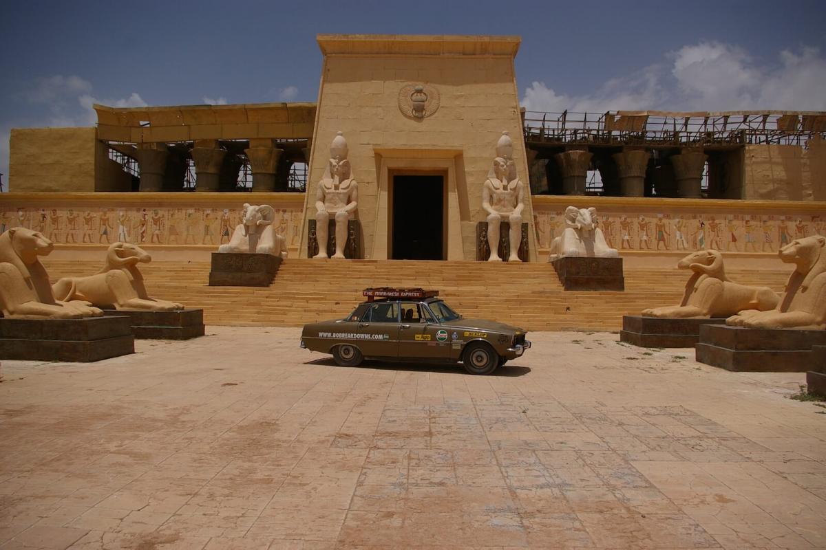 Taking on the Sahara with a Rover P6 V8