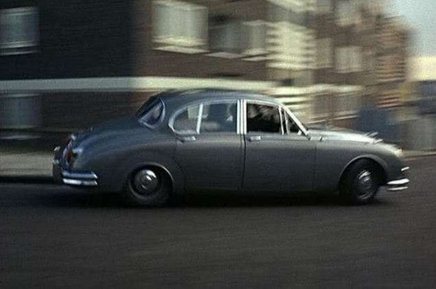 Classic cars in film: Jaguar vs Jaguar in Robbery